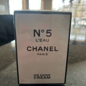 No5 L’Eau CHANEL Paris on hand cream